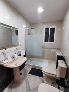 a bathroom with a sink and a toilet and a tub at CDZ - Arteaga- two rooms with queen bed in Cádiz