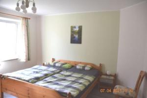 1 dormitorio con 1 cama en una habitación en Ferienwohnung - W52b EG, en Lemkendorf