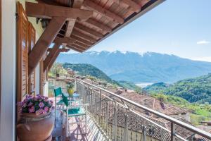 un balcón de una casa con vistas a las montañas en Casa Maria, en Tremosine Sul Garda