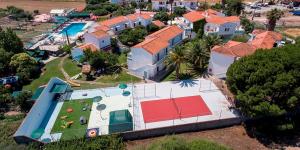 una vista aérea de una casa con piscina en Malemi Organic Hotel, en Skala Kallonis