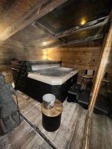 Habitación grande con mesa de billar en una cabaña en La bulle à bonheur - Spa privatif 