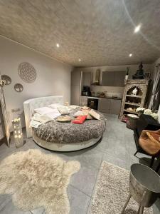 1 dormitorio con 1 cama en una habitación con cocina en La bulle à bonheur - Spa privatif 