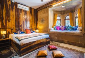 เตียงในห้องที่ Moustache Jaisalmer