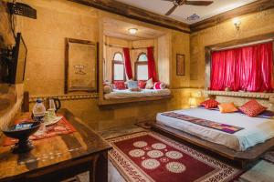 เตียงในห้องที่ Moustache Jaisalmer
