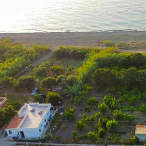 una vista aerea di una casa vicino alla spiaggia di Casa Giada sul mare a Torrenova