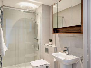 uma casa de banho com um chuveiro, um lavatório e um WC. em 2 Bed in Arnside 90408 em Arnside