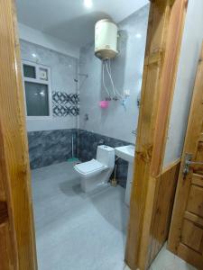 ein Badezimmer mit Toilette und Waschbecken in der Unterkunft NEW SAMY CAFE AND HOMESTAY in Kasol