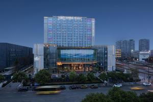 成都市にあるCrowne Plaza Chengdu Wuhou by IHGの大きなガラス張りの建物