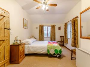 a bedroom with a bed and a ceiling fan at 3 Bed in Shipston-on-Stour 90481 in Honington