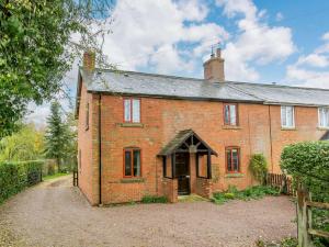 an old red brick house with a driveway at 3 Bed in Shipston-on-Stour 90481 in Honington