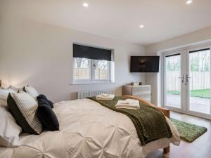 Giường trong phòng chung tại 4 Bed in Burnham-on-Sea 90365