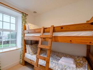 sypialnia z 2 łóżkami piętrowymi i oknem w obiekcie 3 Bed in Argyll Bute 90478 w mieście Tighnabruaich