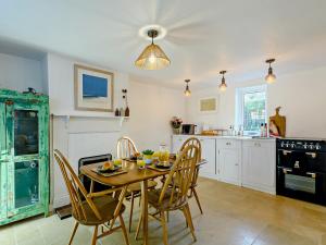 a dining room with a table and chairs in a kitchen at 2 Bed in Great Walsingham 90535 in Little Walsingham