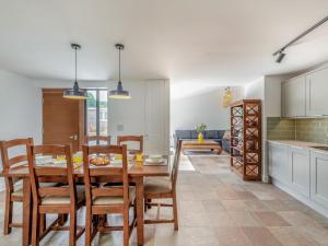 eine Küche und ein Esszimmer mit einem Tisch und Stühlen in der Unterkunft 3 Bed in Brixham 90614 in Brixham