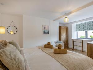 ein Schlafzimmer mit einem großen Bett mit zwei Teddybären darauf in der Unterkunft 3 Bed in Brixham 90614 in Brixham