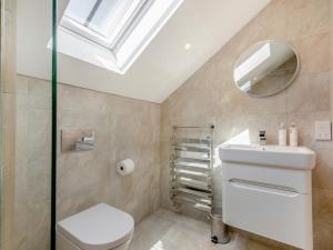 ein Badezimmer mit einem WC, einem Waschbecken und einem Dachfenster in der Unterkunft 3 Bed in Brixham 90614 in Brixham