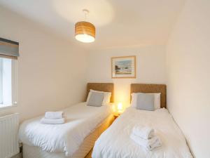 מיטה או מיטות בחדר ב-3 Bed in Aberdesach 90623