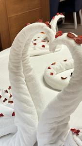 dois cisnes feitos de toalhas numa cama em Özkaya Otel em Sivas
