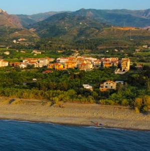 una vista aerea di un resort su una spiaggia di Casa Giada sul mare a Torrenova