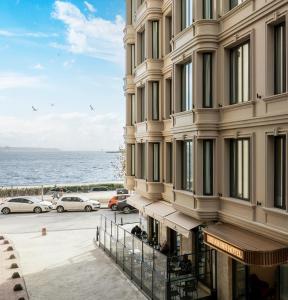 un gran edificio con vistas al océano en Dream Inn Karaköy Bosphorus, en Estambul