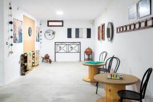 ein Zimmer mit zwei Tischen und Stühlen in der Unterkunft Casa Rural Madre Maravillas in Navalcán