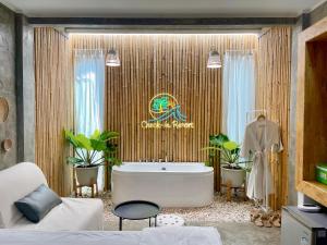 un bagno con vasca e un cartello sul muro di Check-in Resort Koh Larn a Ko Larn