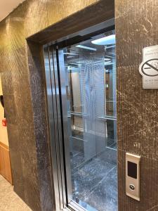 een glazen deur in een lift in een gebouw bij Özkaya Otel in Sivas