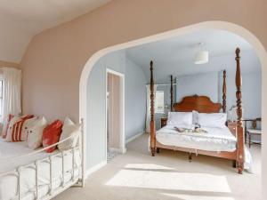 a bedroom with a large bed with a wooden headboard at 3 Bed in Great Malvern 90775 in Mathon