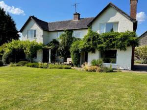 a house with a lawn in front of it at 3 Bed in Great Malvern 90775 in Mathon