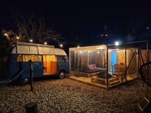 van i namiot z łóżkiem i huśtawką w obiekcie Batroun van camping w mieście Al-Batrun