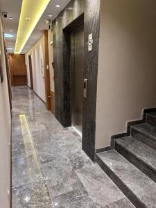 einen Flur in einem Gebäude mit Treppe und Aufzug in der Unterkunft Özkaya Otel in Sivas
