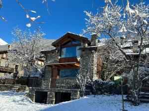 una casa en la nieve con árboles nevados en TROIS COURONNES B&B di Charme Appartamenti ad uso turistico VDA La Salle, en La Salle