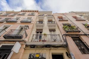 un edificio alto con balcones y plantas. en Nuevo Apt para 7 pax en Malasana - Gran Via en Madrid