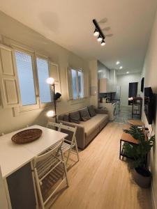 a living room with a couch and a table at Nuevo Apt para 7 pax en Malasana - Gran Via in Madrid