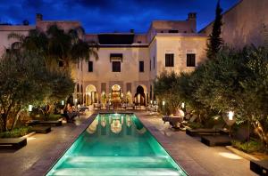 einen Blick auf ein Herrenhaus mit einem Pool in der Unterkunft La Villa des Orangers - Relais & Châteaux in Marrakesch