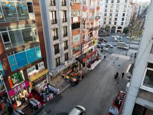 une vue sur une rue de la ville avec des bâtiments dans l'établissement Zalel Hotels Laleli, à Istanbul