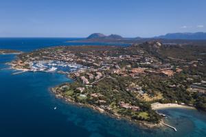 una vista aerea di una piccola isola nell'oceano di Secret Garden House - Happy Rentals a Marina di Portisco