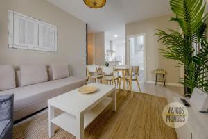 sala de estar con sofá blanco y mesa en Calido apartamento de 3 hab en el Centro de Madrid, en Madrid