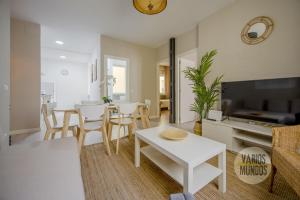 cocina y sala de estar con mesa y sillas en Calido apartamento de 3 hab en el Centro de Madrid, en Madrid