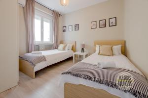 1 dormitorio con 2 camas y ventana en Calido apartamento de 3 hab en el Centro de Madrid, en Madrid