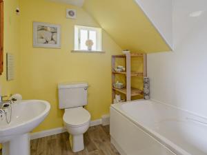 Ένα μπάνιο στο 3 Bed in Cosheston 90731