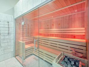łazienka z prysznicem i wanną w obiekcie 9 Bed in Porthmadog 90740 w mieście Talsarnau