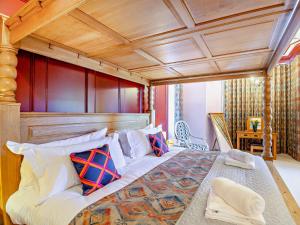 sypialnia z dużym łóżkiem i drewnianym sufitem w obiekcie 9 Bed in Porthmadog 90740 w mieście Talsarnau