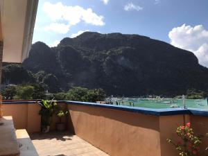 una vista desde un balcón con una montaña en el fondo en SG Hotel, en El Nido