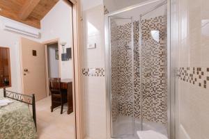 ein Bad mit einer Dusche und einer Glastür in der Unterkunft La Dimora di Federico in Castel Lagopesole