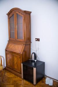 een houten kast met een theepot op een tafel bij Studio Sonia - Tordosan Central - #3 in Sibiu