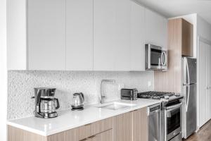 A kitchen or kitchenette at South Loop studio w pool gym nr Grant Park CHI-857