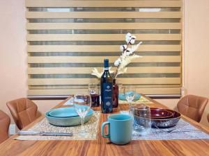a table with a bottle of wine and glasses on it at さくらや旅館 in Mongawa