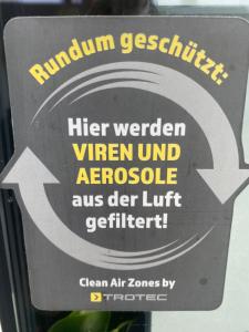 een bord aan de zijkant van een parkeermeter bij Atrium Garni in Herzogenaurach