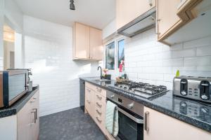 Kuchyňa alebo kuchynka v ubytovaní Madika Homes - Cosy Edgware 2 Bed Flat with Free parking